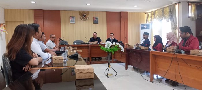 Ket poto: Aliansi Cipayung Jembrana bertemu dengan anggota DPRD Jembrana