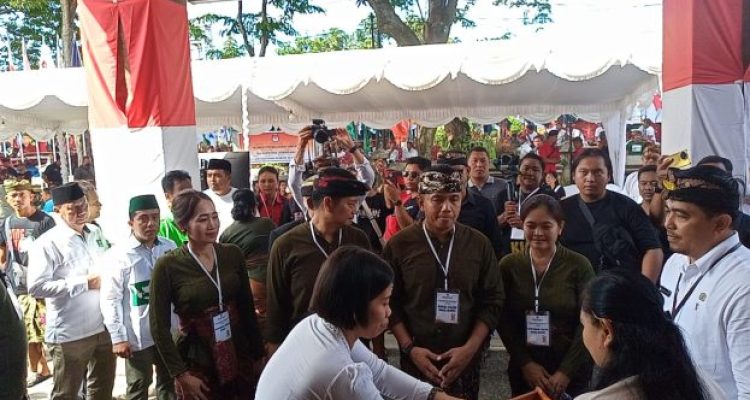 Ket poto: Bakal calon pasangan Kembang-Ipat saat mendaftar ke KPU Jembrana