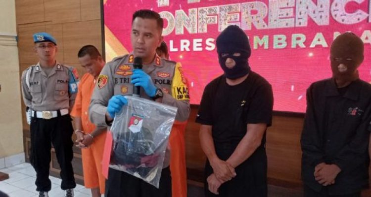 Ket poto: Kapolres Jembrana AKBP Endang Tri Purwanto saat introgasi pelaku pencurian celana dalam wanita
