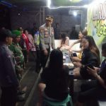 Ket poto: Kapolsek Mendoyo datangi salah satu cafe di Desa Delod Berawah