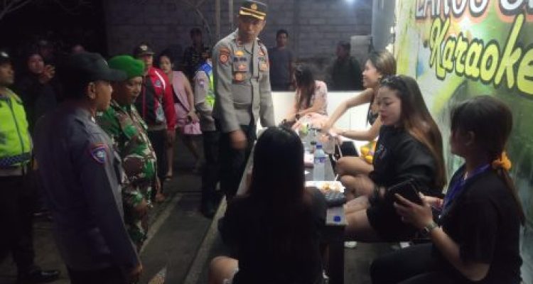 Ket poto: Kapolsek Mendoyo datangi salah satu cafe di Desa Delod Berawah