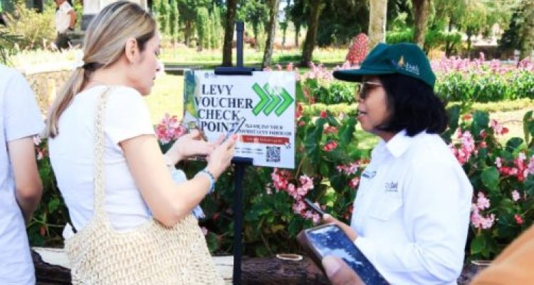 Ket poto: Dispar Bali lakukan pengecekan pungutan wisatawan asing di DTW Ulun Danu Beratan