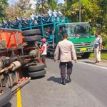 Ket poto: 2 truk kecelakaan halangi arus lalu lintas jalan nasional