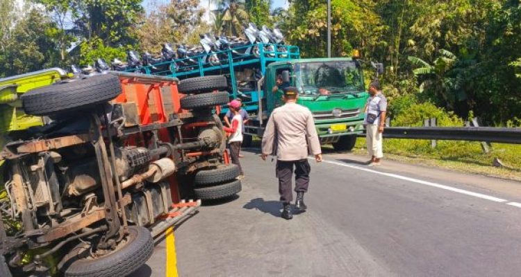 Ket poto: 2 truk kecelakaan halangi arus lalu lintas jalan nasional