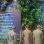 Ket poto: petugas Satpol PP Jembrana saat menurunkan salah satu baliho di seputaran Kota Negara Ket poto: petugas Satpol PP Jembrana saat menurunkan salah satu baliho di seputaran Kota Negara