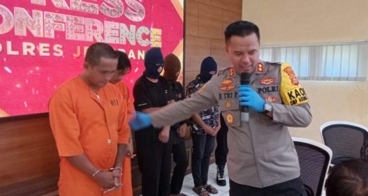 Ket poto: Pelaku pencurian uang kota amal saat diintrogasi Kapolres Jembrana Ket poto: Pelaku pencurian uang kota amal saat diintrogasi Kapolres Jembrana