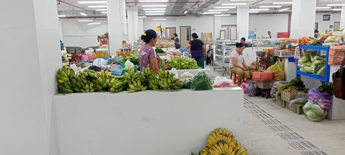 Ket poto: Pedagang buah di Pasar Umum Negara