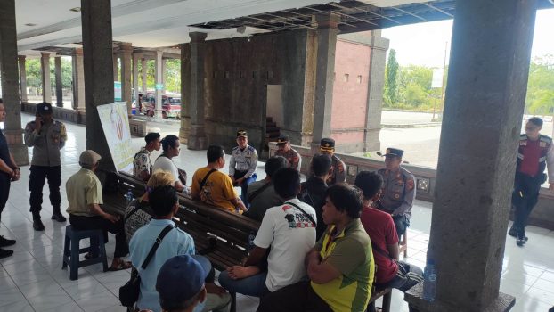 Ket poto: Kapolsek Gilimanuk bertatap muka dengan para sopir bus di Terminal Gilimanuk