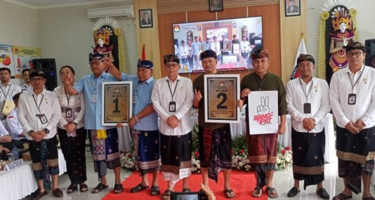 Ket poto: Anggota KPU Jembrana poto bersama dengan kedua pasangan calon Bupati dan Wakil Bupati Jembrana usai pengundian nomor urut Ket poto: Anggota KPU Jembrana poto bersama dengan kedua pasangan calon Bupati dan Wakil Bupati Jembrana usai pengundian nomor urut