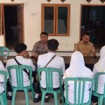 Ket poto: Mahasiswa Fakultas Ilmu Kesehatan Program Studi Profesi koordinasi dengan pihak desa dalamkegiatan sosialisasi stunting