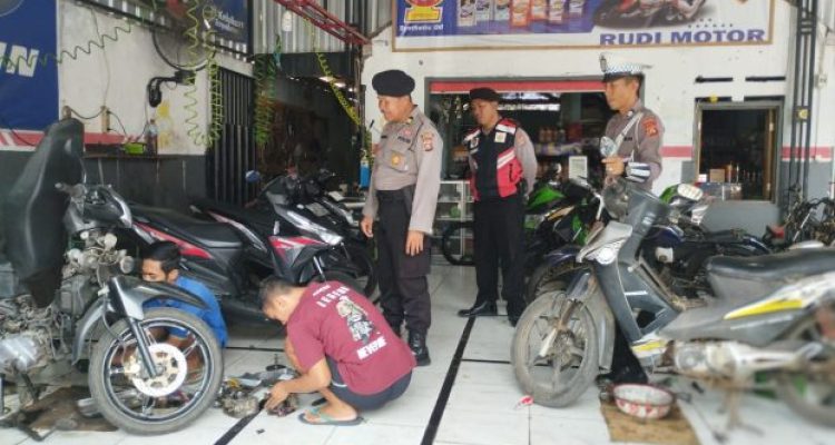 Ketpoto: Anggota Polsek Gilimanuk datangi beberapa bengkel di Kelurahan Gilimanuk