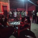 Ket poto: Saat Tim Gabungan melakukan razia di Cafe Delodberawah