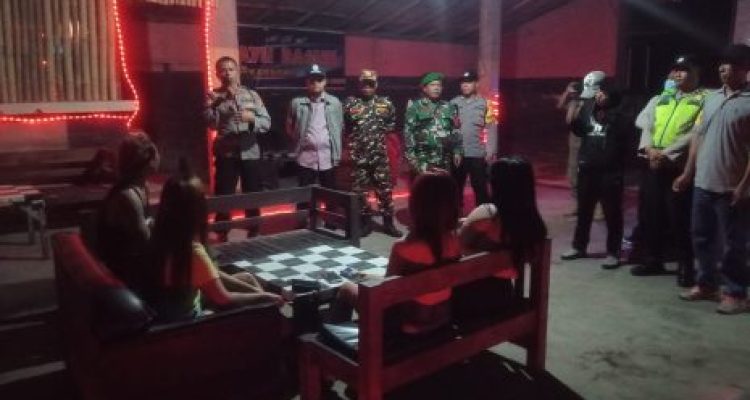 Ket poto: Saat Tim Gabungan melakukan razia di Cafe Delodberawah