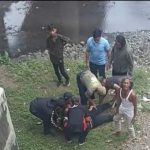 Ket poto: Jatuh dari Jembatan, Korban ditolong oleh warga setempat Ket poto: Jatuh dari Jembatan, Korban ditolong oleh warga setempat