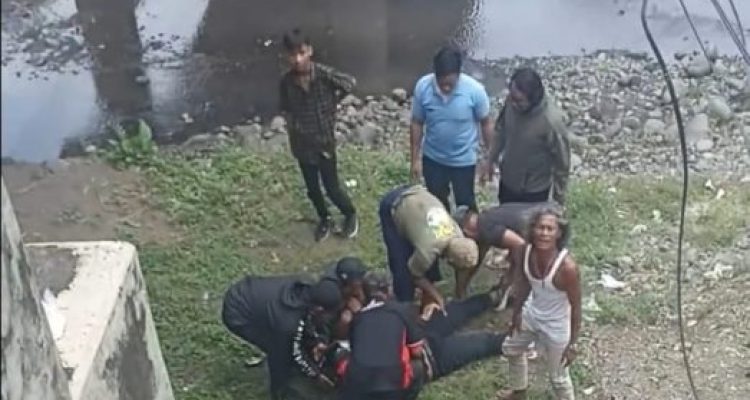 Ket poto: Jatuh dari Jembatan, Korban ditolong oleh warga setempat Ket poto: Jatuh dari Jembatan, Korban ditolong oleh warga setempat