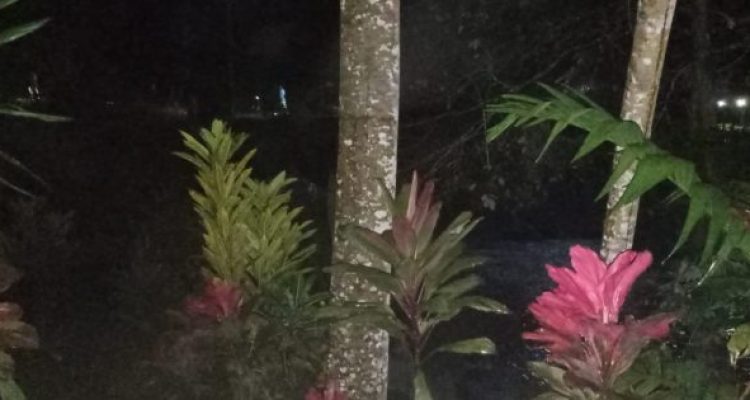 Ket poto: Beberapa warga sedang mencari keberadaan pemilik sepeda motor di Obyek Wisata Sungai Gelar