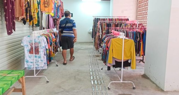 Ket poto: salah satu pedagang pakaian yang mengalami kebanjiran