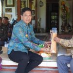 Ket poto: Penjabat sementara (Pjs) Bupati Jembrana, I Ketut Sukra Negara mengunjungi kediaman mantan Bupati Jembrana dua periode (1990-1995 dan 1995-2000), Ida Bagus Indugosa