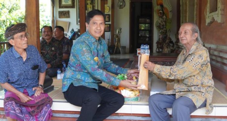 Ket poto: Penjabat sementara (Pjs) Bupati Jembrana, I Ketut Sukra Negara mengunjungi kediaman mantan Bupati Jembrana dua periode (1990-1995 dan 1995-2000), Ida Bagus Indugosa