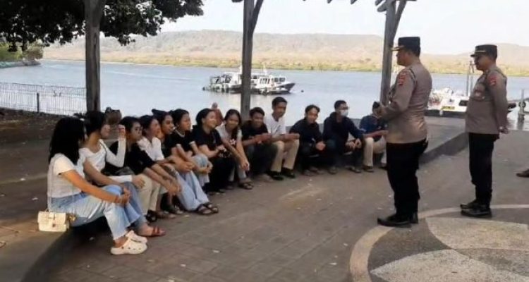 Kapolsek Gilimanuk Kompol I Ketut Mulyadi memberikan pembinaan kepada remaja yang berkunjung ke Obyek Wisata Obyek Wisata Waterby Gilimanuk Kapolsek Gilimanuk Kompol I Ketut Mulyadi memberikan pembinaan kepada remaja yang berkunjung ke Obyek Wisata Obyek Wisata Waterby Gilimanuk