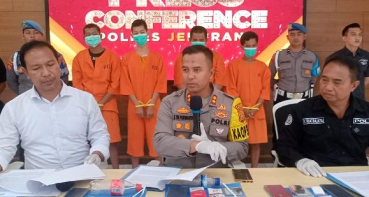 Ket poto: Kapolres Jembrana AKBP Endang Tri Purwanto didampingi Kasat Resnarkoba Polres Jembrana AKP I Gede Alit Darmana dan Kasi Humas saat pengungkapan kasus narkoba Ket poto: Kapolres Jembrana AKBP Endang Tri Purwanto didampingi Kasat Resnarkoba Polres Jembrana AKP I Gede Alit Darmana dan Kasi Humas saat pengungkapan kasus narkoba