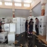 Ket poto: Anggota KPU Jembrana merakit kotak suara diawasi petugas kepolisian