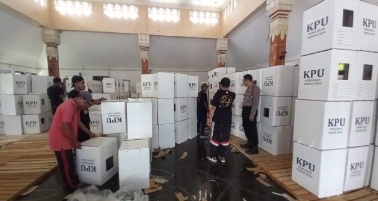 Ket poto: Anggota KPU Jembrana merakit kotak suara diawasi petugas kepolisian