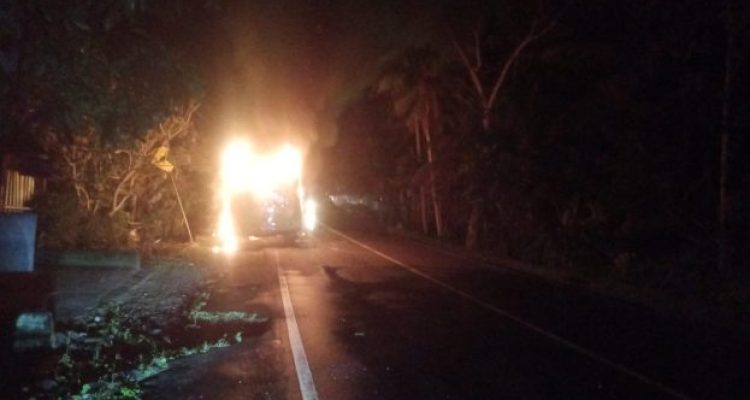 Ket poto: Bus terbakar di Desa Gumbrih