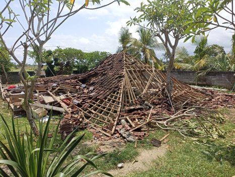 Ket poto: Salah satu rumah warga yang diterjang angin puting beliung di Jembrana