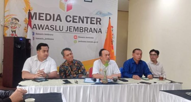 Ket poto: Jumpa pers di Bawaslu Kabupaten Jembrana ungkap perusakan APK Ket poto: Jumpa pers di Bawaslu Kabupaten Jembrana ungkap perusakan APK