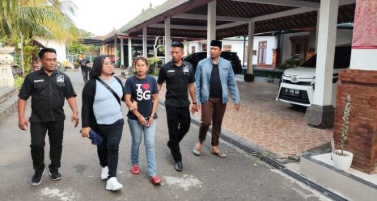 Ket poto: Tersangka kasus korupsi LPD yehembang Kauh digelandang ke Kantor Kejaksaan Jembrana