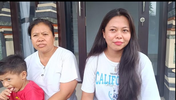 Ket poto: Pekerja Migran Indonesia asal Kabupaten Jembrana Ni Ketut Santi Suryaningsih bersama ibunya