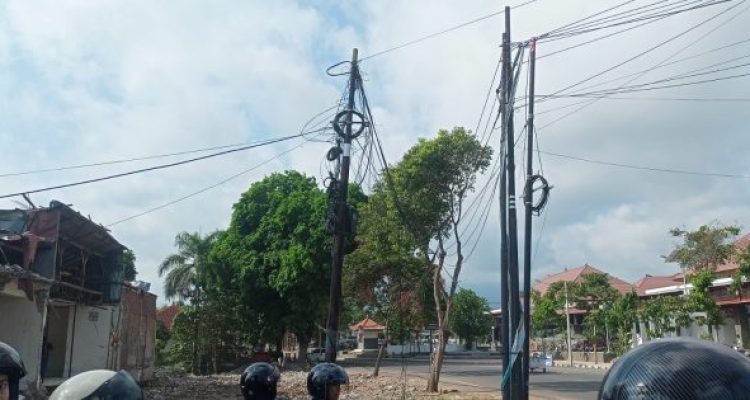 Ket poto: Tiang saluran internet di sudut Kota Negara Jembrana