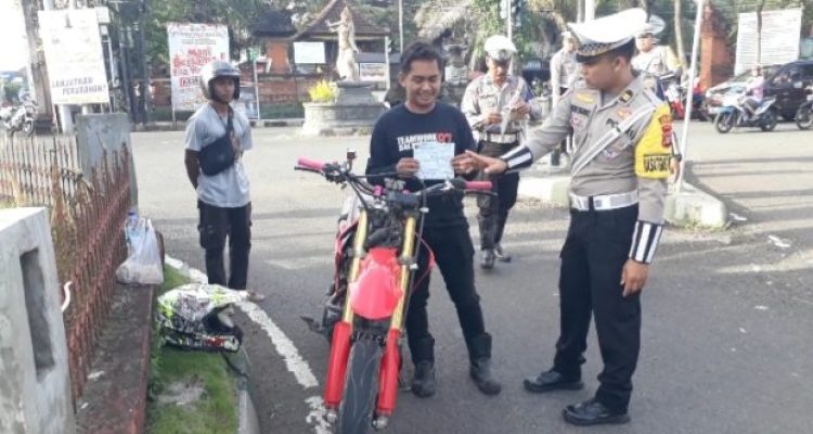 Ket poto: Salah satu pengendara motor terjaring razia