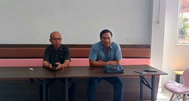 Ket poto: Kuasa hukum pelapor, I Made Sugiarta, yang didampingi oleh juru bicara Donatus Openg