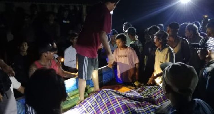 Ket poto: Korban dievakuasi warga dari hutan Sepang Singaraja