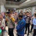 Ket poto: kapolres Jembrana AKBP Endang Tri Purwanto bersama Kadis Koperasi UMKM dan Perdagangan Kabupaten Jembrana Drs. I Komang Agus Adinata sidak harga sembako di Pasar Umum Negara