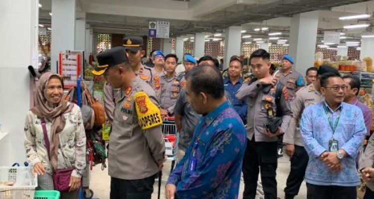 Ket poto: kapolres Jembrana AKBP Endang Tri Purwanto bersama Kadis Koperasi UMKM dan Perdagangan Kabupaten Jembrana Drs. I Komang Agus Adinata sidak harga sembako di Pasar Umum Negara