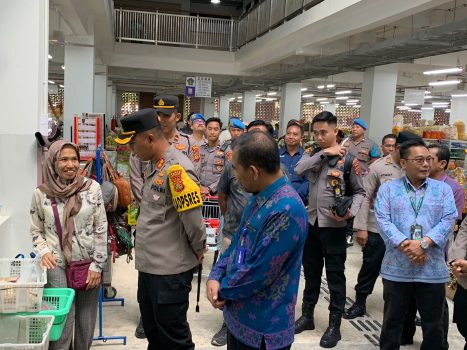 Ket poto: kapolres Jembrana AKBP Endang Tri Purwanto bersama Kadis Koperasi UMKM dan Perdagangan Kabupaten Jembrana Drs. I Komang Agus Adinata sidak harga sembako di Pasar Umum Negara