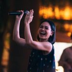 Ket poto: Andine saat tampil di Beachwalk Kuta