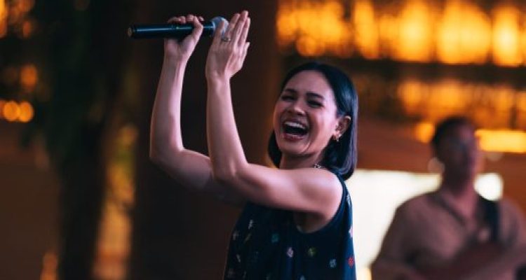 Ket poto: Andine saat tampil di Beachwalk Kuta