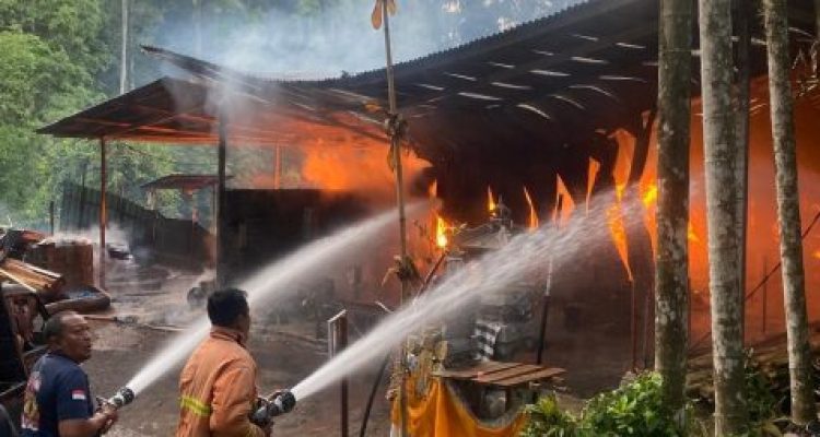 Ket poto: Damkar Jembrana memadamkan api di pabrik tedung Desa Yeh Sumbul