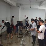 Ket poto: Genangan air di lantai 1 disedot menggunakan mesin oleh Dinas PU Jembrana