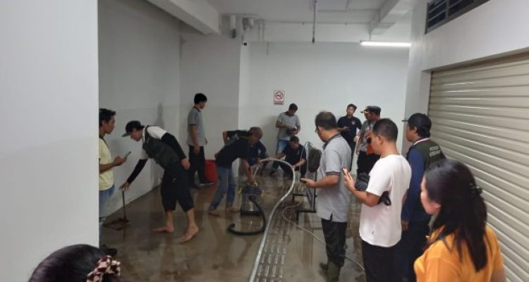 Ket poto: Genangan air di lantai 1 disedot menggunakan mesin oleh Dinas PU Jembrana