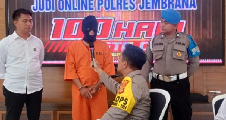 Ket poto: Saat pelaku judi online togel di introgasi oleh Kapolres Jembrana Ket poto: Saat pelaku judi online togel di introgasi oleh Kapolres Jembrana