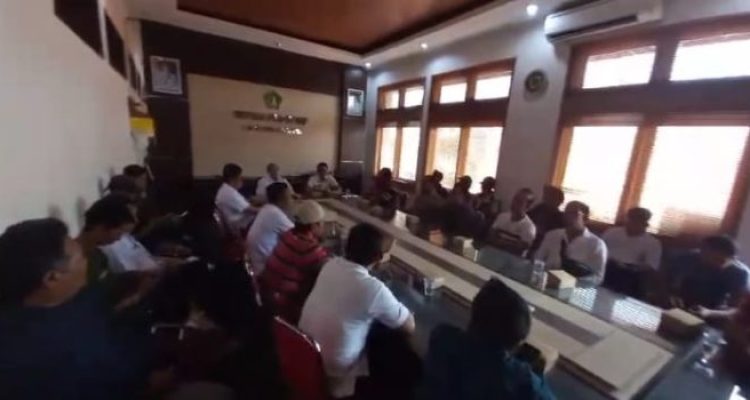 Ket poto: Perwakilan warga Melaya diterima langsung Kadis PUPRPKP Jembrana