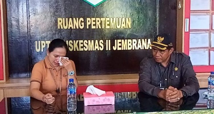 Ket poto: Ketua Komisi III DPRD Jembrana, I Dewa Putu Mertayasa bersama salah satu KepalaPuskesmas di Jembrana