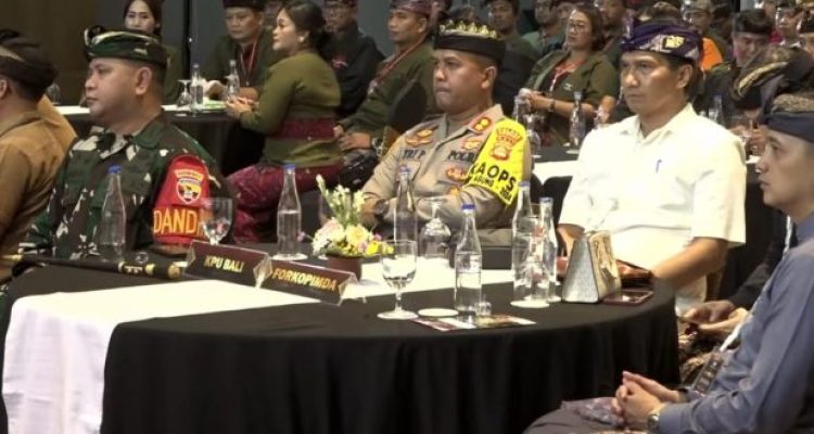 Ket poto: Pjs Bupati Jembrana I Ketut Sukra Negara didampingi Dandim Jembrana dan Kanpolres Jembrana hadiri debat terkahir cabup dan cawabup Jembrana