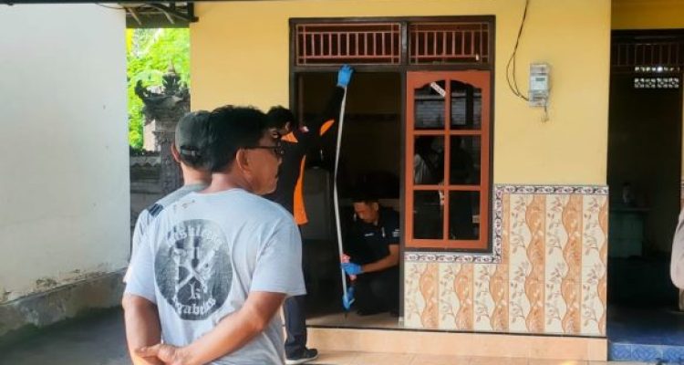 Ket poto: Tim Inafis Polres Jembrana melakukan olah TKP di rumah korban