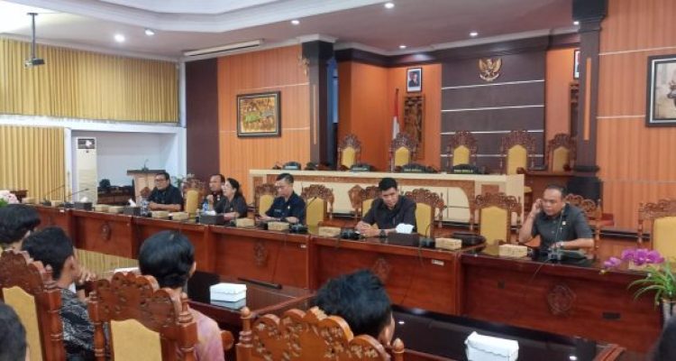 Ket poto: DPRD Jembrana undang tenaga kontrak atau non ASN Pemkab Jembrana diruang sidang Paripurna